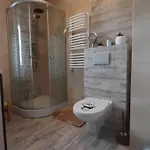 Dom Nad Jeziorem بيت للعطل